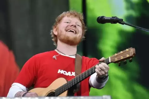 Ganz alleine, nur mit seiner Gitarre, gestaltete Ed Sheeran das Konzert. Foto: Gerold