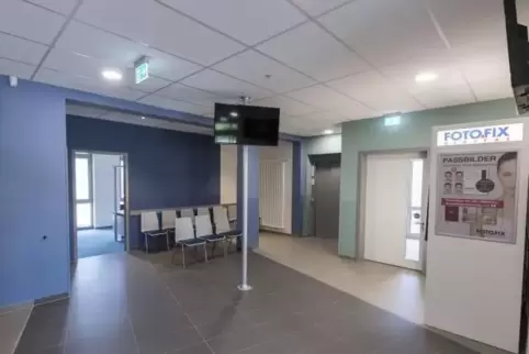 In der neuen Empfangshalle steht auch ein Fotoautomat, an dem Passbilder gemacht werden können.  Foto: VIEW