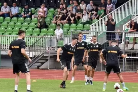 Gut 100 „Kiebitze“ verfolgen den ersten Aufgalopp ihrer Mannschaft von der Haupttribüne aus mit. Foto: Christian Hamm