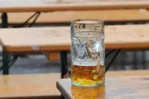 Mit einem Bierglas hat ein Jugendlicher einen Brunnenfestgast am Kopf verletzt. Foto: dpa