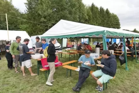 Vor den Demonstrationen gegen die Ramsteiner Air Base gibt es alljährlich zunächst ein einwöchiges Friedenscamp auf einer Wiese 