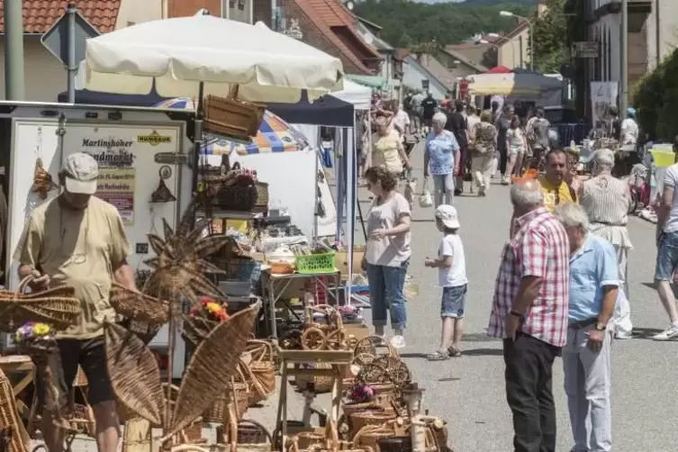 Bei bestem Wetter schlenderten etliche Besucher über den Bauernmarkt in Schopp.  Foto: view