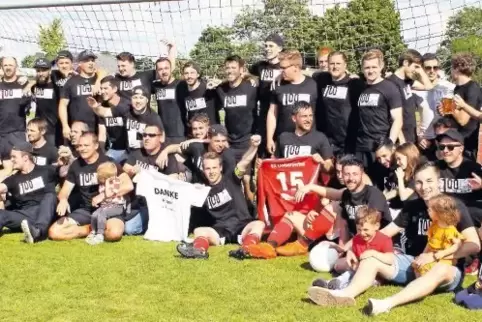 Auf den T-Shirts steht es: Meister SG Limburgerhof feiert sein 100-jähriges Bestehen.
