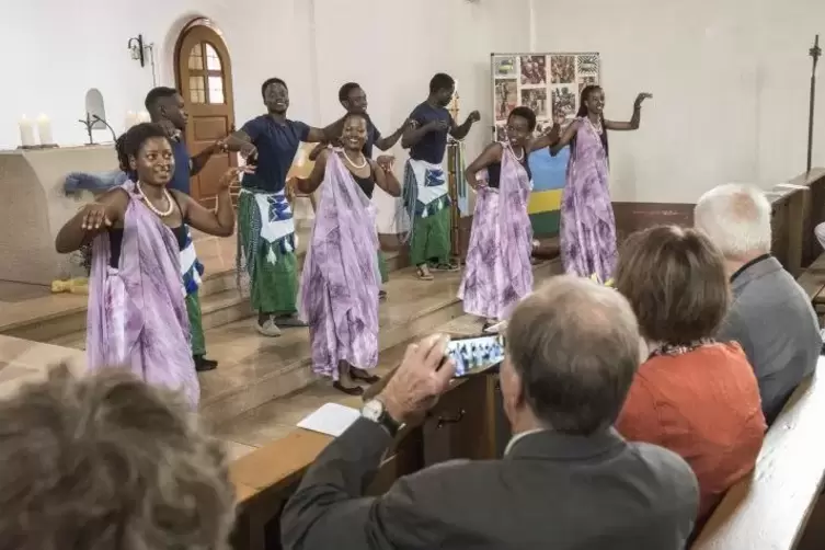 Hauch von Afrika: die Tanzgruppe „Umucyo“ mit einer Kostprobe ihres Könnens.  Foto: VIEW