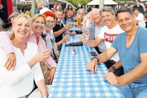 Die meisten Besucher, so wie diese hier, wollten auf dem Brunnenfest in Berghausen friedlich feiern.