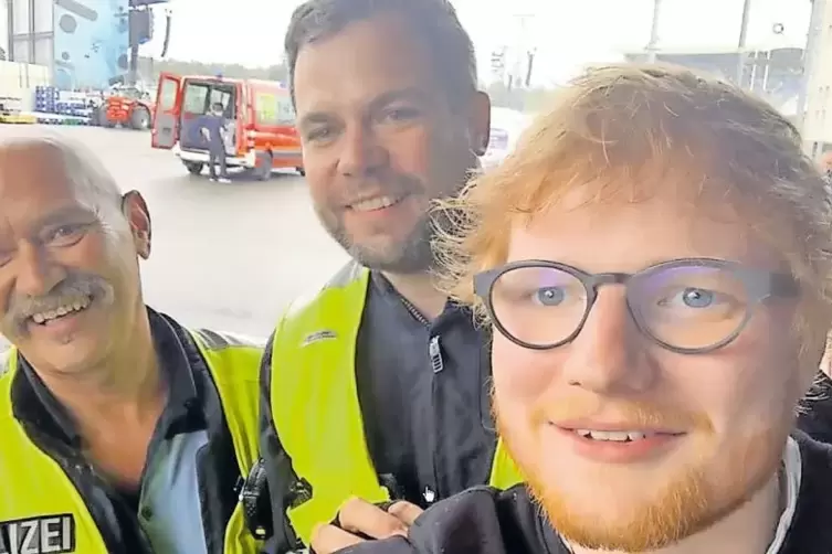 Selfie mit dem Star: Polizisten eskortierten Ed Sheeran (rechts im Bild) am Samstag zum Konzertgelände in Hockenheim. Er kam dor