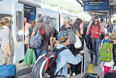 Das Quer-durchs-Land-Ticket gilt montags bis freitags erst ab 9 Uhr, nur am Wochenende ganztägig. Züge, die (wie hier in Neustad