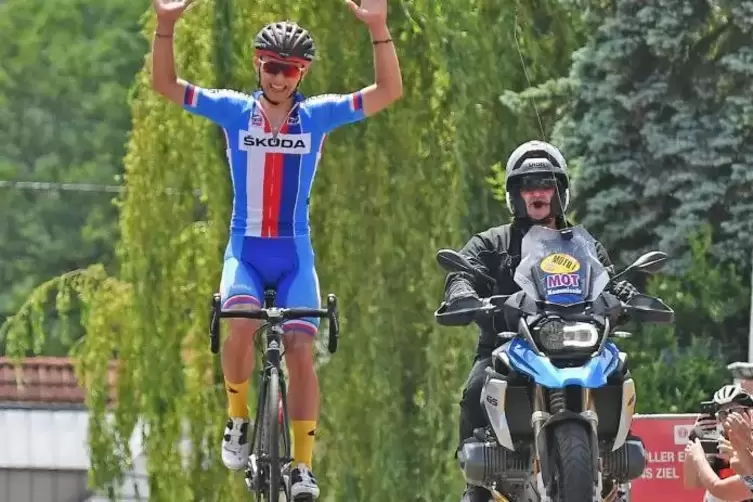 Riss kurz vor Ende der 118 Kilometer aus und fuhr auf der Schlussetappe in Walsheim als Erster ins Ziel: der Tscheche Pavel Bitt
