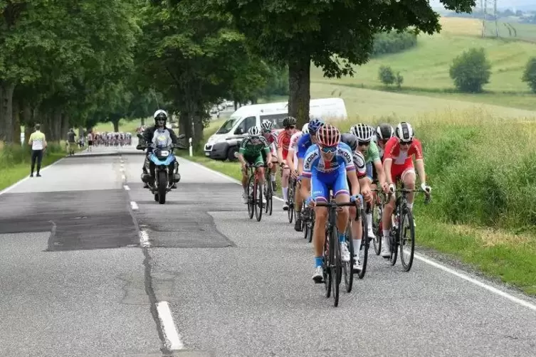 Eine kleine Ausrei&szlig;ergruppe geht in der ersten Runde der Trofeo-Etappe am Samstag, von M&ouml;rsbach kommend, den Anstieg nach K&auml;shof