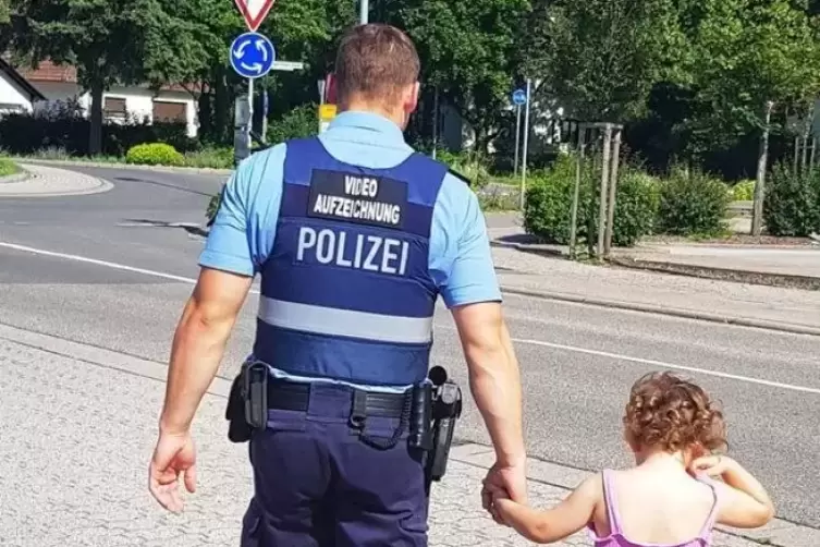 Zu Fuß machte sich die Polizei mit der Dreijährigen auf die Suche nach deren Elternhaus. Foto: Polizei