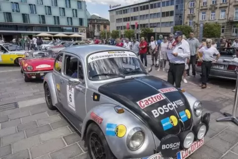Kurz vor dem Start zur Rallye Trifels-Historic auf dem Stiftsplatz: Karl-Heinz Wenzel und Reinhard Bickmann mit einem VW 1303. V