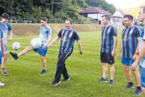 Das Trainerteam (in schwarz-blau-gestreiften Trikots) und die Neuen des SV Hinterweidenthal: von links Sergio Feß, Tim Stilgenba