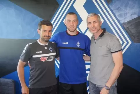 Neu in Blau und Schwarz: Timo Königsmann. Links Torwart-TrainerDennis Tiano, rechts der Sportliche Leiter Jochen Kientz. Foto: S