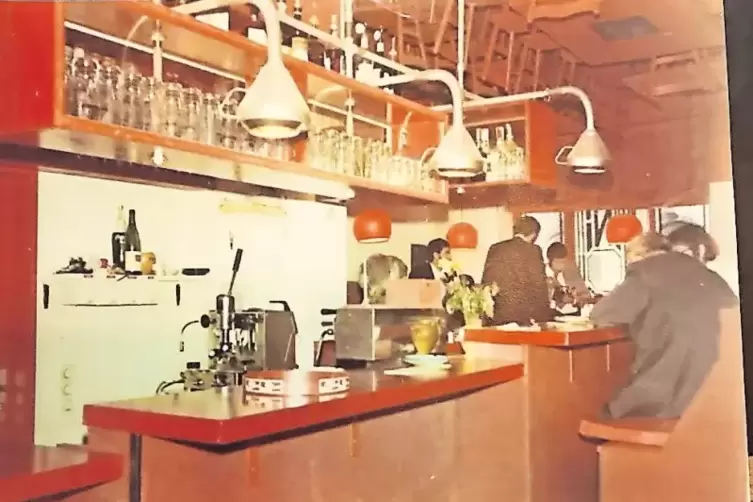 Elegant: In den 70ern ging es noch mit Anzug in die Kneipe.
