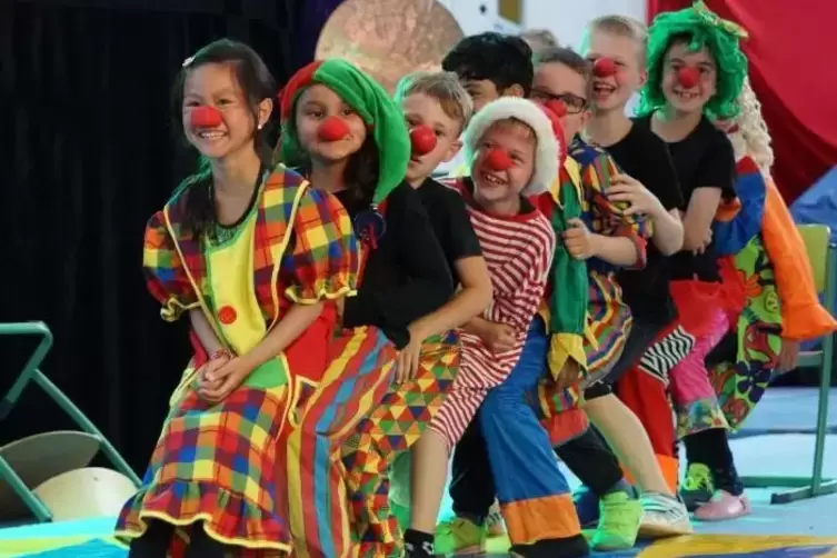 Die Clowns sorgten für viel Stimmung in der Manege.  Foto: Jopa