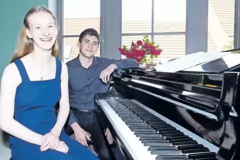 Überzeugten beim Konzert im Jagdhaus am Klavier: Die Nachwuchsmusiker Yonina Clara Nechama Liss und Pavel-Theodor Chatzipavlidis