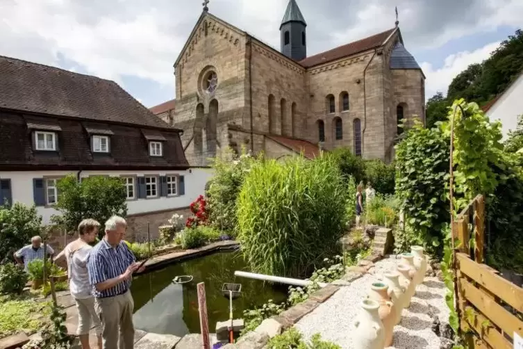 Viele Besucher nutzten am Sonntag die Gelegenheit, einen Blick in den Klostergarten zu werfen. Foto: VIEW