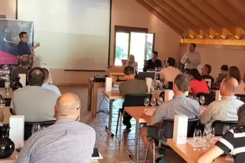 Die Teilnehmer des Vortrags lauschen den Ausführungen der Referenten. Foto: Privat