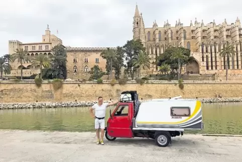 Rainer Hille mit seiner Piaggio Ape vor der Kathedrale La Seu in Palma de Mallorca.