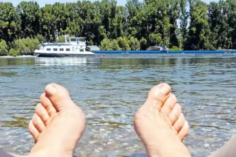 Wer etwa am Rhein in Ufernähe bleibt, geht keine Risiken ein und kann sich trotzdem abkühlen, rät die Wasserschutzpolizei.