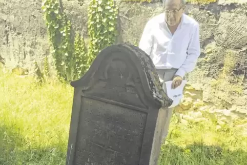 Auf dem jüdischen Friedhof in Wachenheim sucht der in Schweden lebende Robert Weil die Gräber seiner Vorfahren.