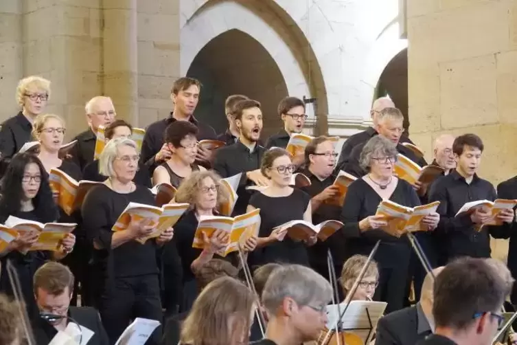 Höchstmaß an Dynamik: der klassische Chor der TU Kaiserslautern sowie die Churpfälzische Hofcapelle.  Foto: Girard