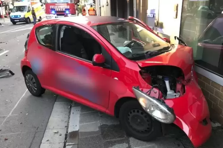 Das Auto des Pizzalieferanten wurde gegen eine Hauswand gedrückt.  Foto: Polizei