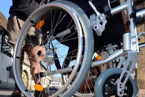 Der Rollstuhlfahrer hatte dem Dieb zuvor noch eine Zigarette geschenkt. Foto: Mehn
