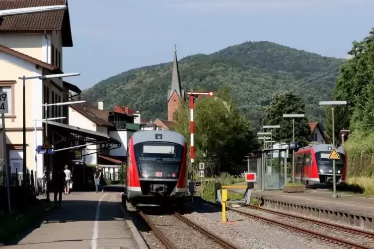 In Annweiler begegnen sich seit Einführung des Rheinland-Pfalz-Takts die Queichtal-Taktzüge immer zur vollen Stunde. Zum Rheinla