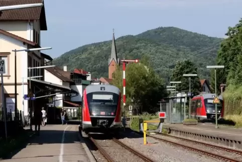 In Annweiler begegnen sich seit Einführung des Rheinland-Pfalz-Takts die Queichtal-Taktzüge immer zur vollen Stunde. Zum Rheinla