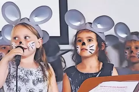 Kostüme nach eigenen Ideen: die Kinder bei der Aufführung des Musicals „Mats und die Wundersteine“.