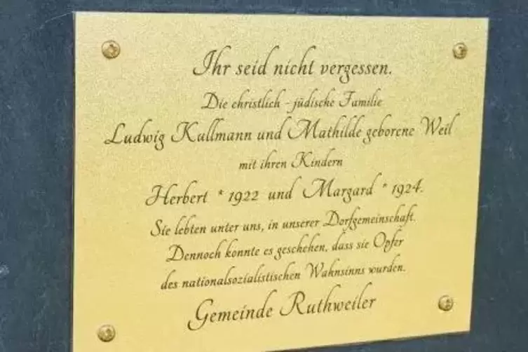 Diese Gedenktafel für die jüdische Familie Kullmann wurde an der Halle auf dem Friedhof in Ruthweiler angebracht. Foto: Sayer
