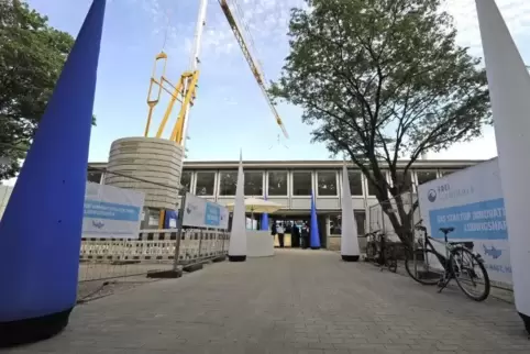 Hier kann gegründet werden: Das Gründerzentrum „Freischwimmer“ in Ludwigshafen, das in ein ehemaliges Hallenbad hineingebaut wur