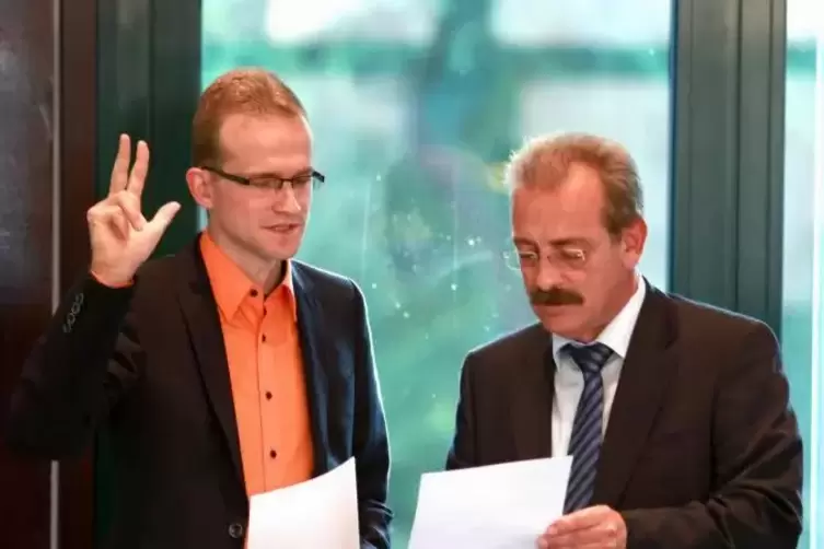 Schon 2014 wurde Daniel Salm (links) als VG-Beigeordneter von Bürgermeister Olaf Gouasé vereidigt.  Foto: Iversen