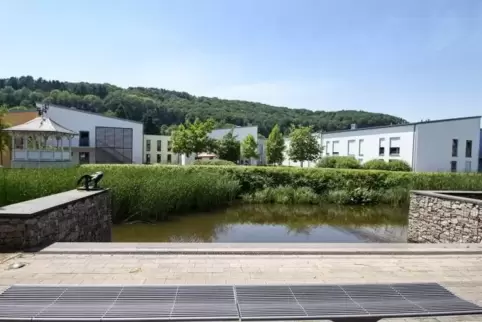 Am Walkmühl-Weiher in Kusel befindet sich seit zehn Jahren das „Haus im Westrich“.  Foto: Sayer