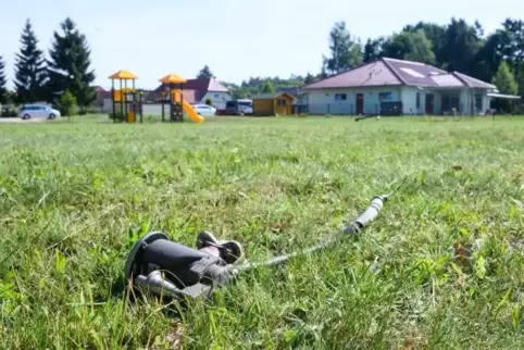 Nur wenige Dutzend Meter vom Spielplatz eines Kindergartens: Wrackteil eines der beiden abgestürzten Eurofighter. Foto: dpa