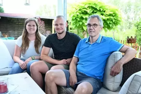 Teilnehmer des Zeltlagers der KJG Berghausen: Katrin Maino, Till Stemmann und Raimund Schall.  Foto: Lenz