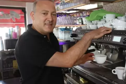 Auch Gulisano Salvatore von Eiscafé Laguna in der Kandeler Hauptstrasse 56 ist bei der Aktion dabei. Foto: van