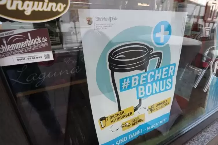 Das Plakat im Fenster zeigt, dass ein Unternehmen teilnimmt. Foto: van