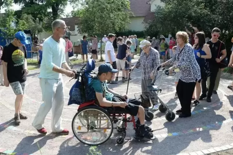 Auf schmalem Pfad: die ersten Besucher des neuen Mosaik-Labyrinths.  Foto: LM