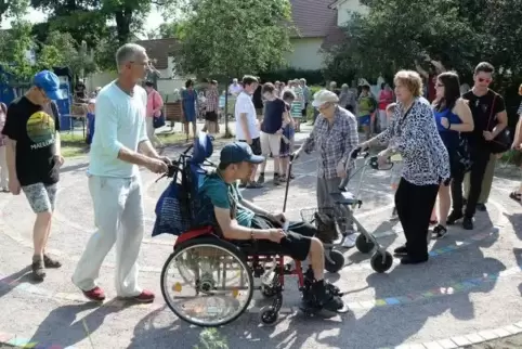 Auf schmalem Pfad: die ersten Besucher des neuen Mosaik-Labyrinths.  Foto: LM