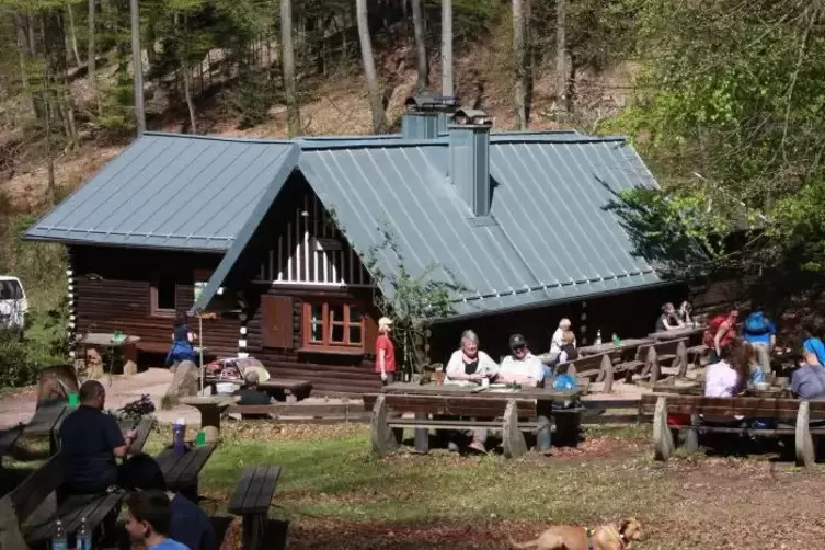 120 Sitzplätze bietet die Böchinger Hütte im Außenbereich.  Foto: van