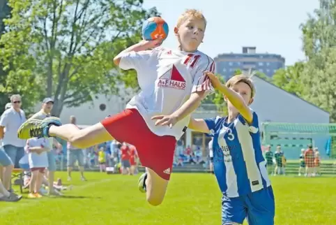 Jannik Burkhart (hier 2015) von der TSG Friesenheim im Spiel der E-Jugend gegen den TV Rheingönheim.