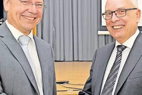 Jürgen Hegmann von der ADD (links) verabschiedet Detlef Krammes bei einer Feierstunde.