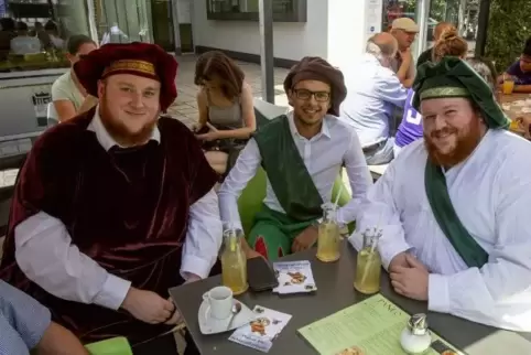 Sind im Kostüm gekommen (von links): Niklas Schäfer, Henry Bleyer und Rajko Schäfer.  Foto: VIEW
