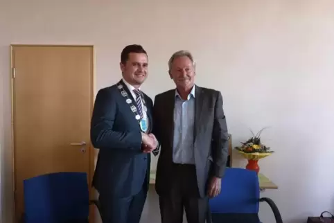 Michael Niedermeier (links) ist neuer Bürgermeister von Kandel und löst damit Günther Tielebörger (rechts) ab. Foto: tnc 