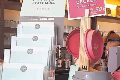 Den Mehrwegbecher für einen Euro Pfand gibt es in drei verschiedenen Größen und Farben.