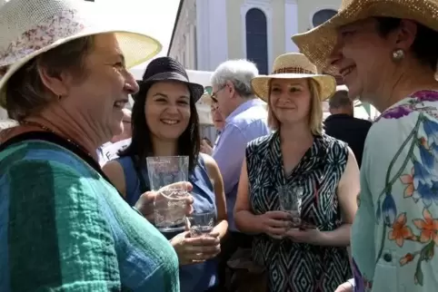 Entspannt gerne bei Stille: Mechthild Wieder-Fücks (links), hier beim Strohhutfest mit Mitarbeiterinnen der städtischen Pressest