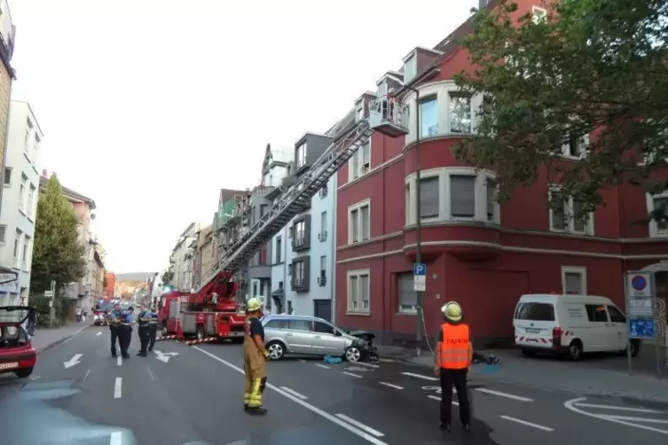 Zwei Stunden war die Rudolf-Breitscheid-Straße nach dem Unfall gesperrt. Foto: feuerwehr/frei