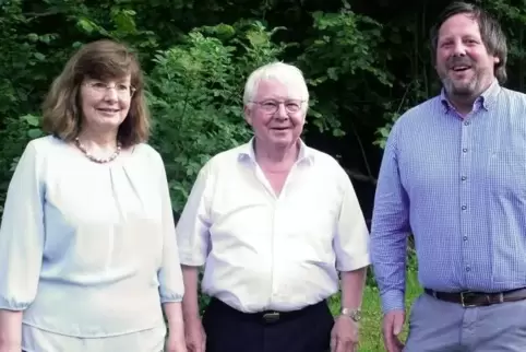 Helfen gemeinsam (von links): Lions-Club-Präsidentin Doris Bauer, Bernhard Bauer und Rotary-Club-Präsident Marcel Müller.  Foto: